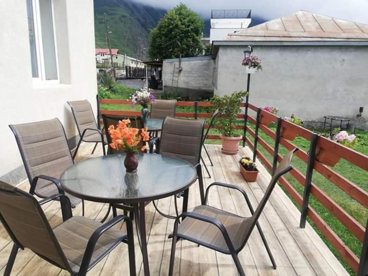 Guest House Elguja Qushashvili Kazbegi Eksteriør billede